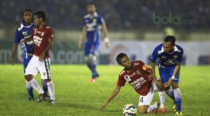 Pemain Persib, Rachmad Hidayat (kanan), berebut bola dengan pemain Bali United, Fadil Sausu, dalam laga persahabatan di Stadion Siliwangi, Bandung, Sabtu (13/2/2016). (Bola.com/Vitalis Yogi Trisna) 