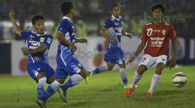 Pemain Persib, Yandi Sofyan (kiri), melepaskan tendangan ke gawang Bali United dalam laga persahabatan di Stadion Siliwangi, Bandung, Sabtu (13/2/2016). (Bola.com/Vitalis Yogi Trisna) 