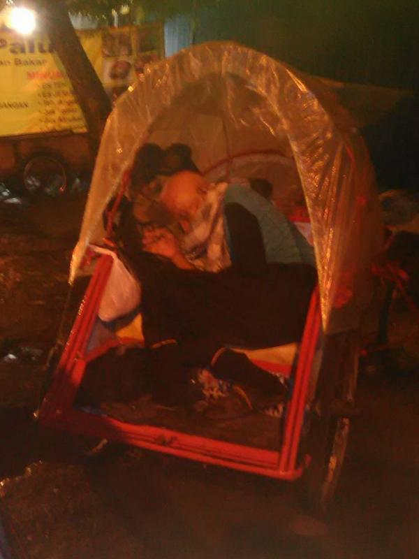 Pak Atim, dengan baju sekedarnya tertidur di becak, melawan hawa dingin malam Kota Surabaya | Via: facebook.com/Riska Heaven