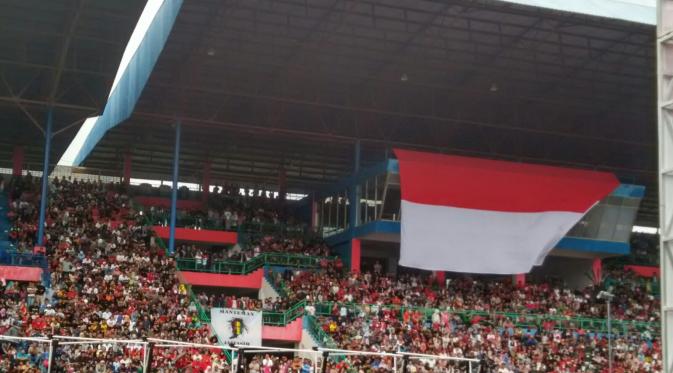 Fans Marc Marquez dan Dani Pedrosa membentangkan bendera Merah Putih raksasa di Sirkuit Sentul, Bogor, Jawa Barat, Minggu (14/2/2016). (Bola.com / Nicklas Hanoatubun)