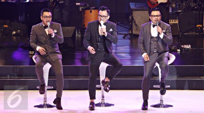 Grup musik Kahitna tampil dalam konser bertajuk 'Kahitna 30 Years Anniversary Love Festival' di Jakarta, Sabtu (13/2/2016). Konser tersebut juga diramaikan dengan penampilan sejumlah musisi Tanah Air. (/Immanuel Antonius)