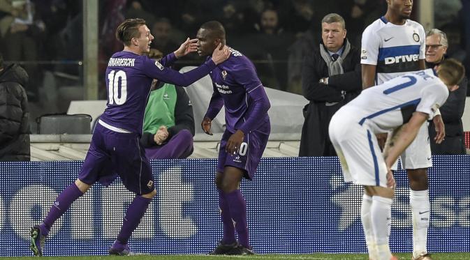 Pemandangan kontras, pemain Inter tampak terpukul, semetara pemain Fiorentina berselebrasi. (AFP)