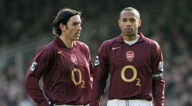 Dua pemain Arsenal, Robert Pires (kiri) dan Thierry Henry (kanan), saat gagal mencetak gol penalti dengan cara yang unik. (dok. Express)