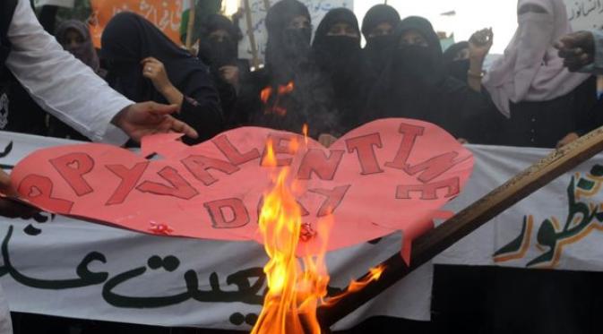 No Valentine diwujudkan dengan aksi membakar kartu ucapan. (AFP)