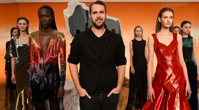 Mathieu Mirano (tengah) bersama para model di Fashion Show, Kamis (11/2). (Getty Images)