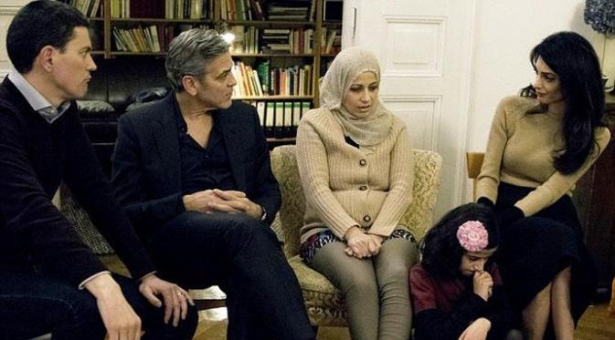 George Clooney, Amal Alamuddin, dan pengungsi Suriah (via aceshowbiz.com)