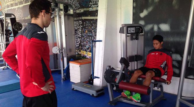Evan Dimas Darmono menjalani sesi latihan fisik di bawah arahan tim pelatih Espanyol B.
