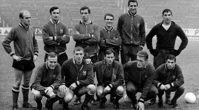 Legenda tim nasional Belgia, Paul van Himst (jongkok, dua dari kanan), bersama skuat Belgia, 8 November 1966. (AFP/Havelka).