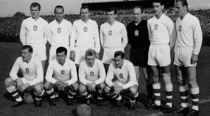 Legenda tim nasional Slowakia, Jan Popluhar (berdiri, paling kanan), sebelum pertandingan uji coba melawan Skotlandia, di Brussels, Belgia, 28 November 1961. (AFP/STF).
