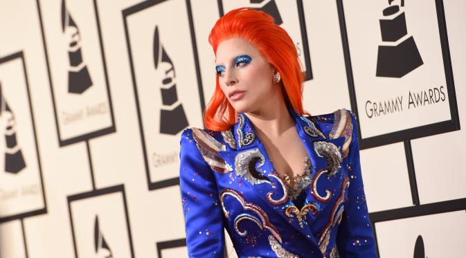 Penyanyi Lady Gaga saat tiba di karpet merah Grammy Awards ke-58 di Staples Center, Los Angeles, Senin (15/2). Mother Monster tampil nyentrik dengan wig berwarna oranye. (REUTERS/Danny Moloshok)
