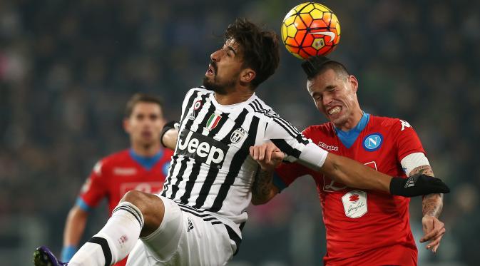 Pemain Juventus, Sami Khedira (kiri) berduel dengan penyerang Napoli, Marek Hamsik. Napoli adalah pesaing utama Juventus, musim ini. (AFP/Marco Bertorello)