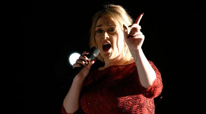 Adele saat menyanyikan lagu 