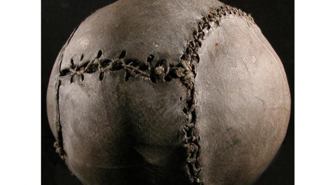 Di Italia pada tahun 1600, mereka menggunakan kantong kemih babi sebagai bola yang digunakan untuk sepak bola.(capital-balls)