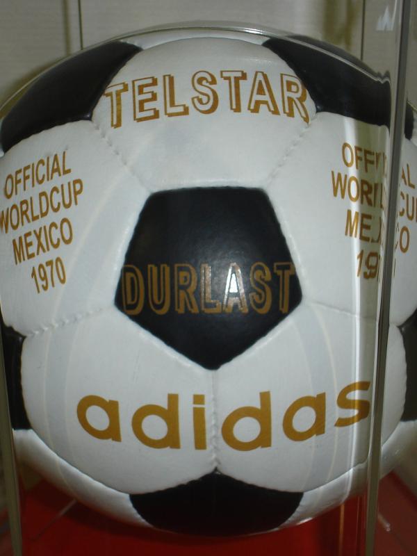 Telstar, bola berbahan kulit dengan 32 panel yang digunakan pada Piala Dunia 1974 (www.soccerballworld)