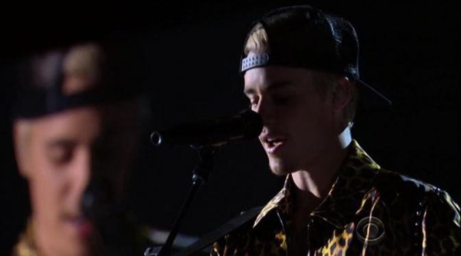 Justin Bieber dengan membawakan lagu Love Yourself di Grammy Awards 2016 dengan syahdu [foto: aeropostale]