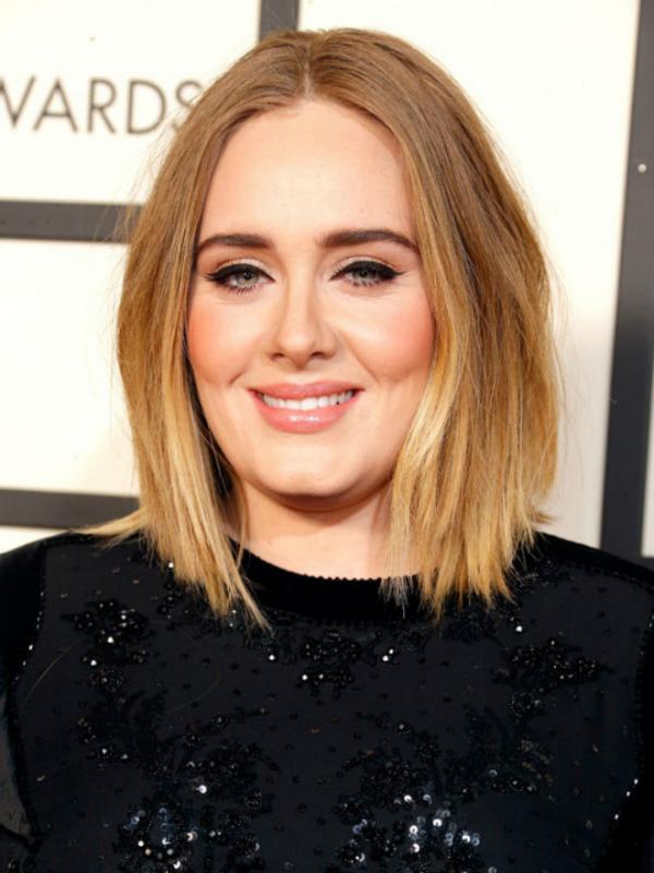 Adele tampil dengan riasan segar di Grammy Awards 2016 (Foto: glamour.com)