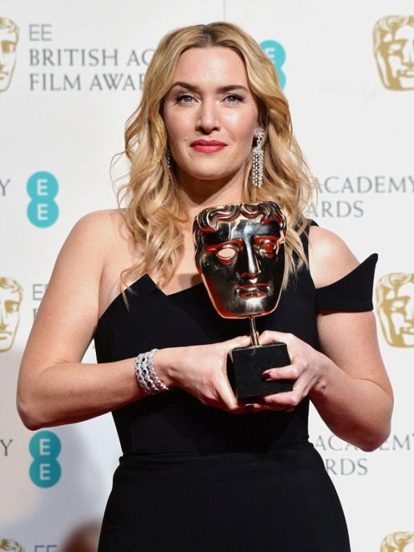 Kate Winslet raih piala di BAFTA Awards 2016. foto: dailymail