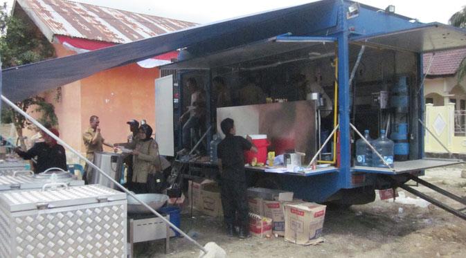 Anggota TAGANA sedang mencba satu dari tujuh dapur umum lapangan yang diberikan oleh Kemensos RI.