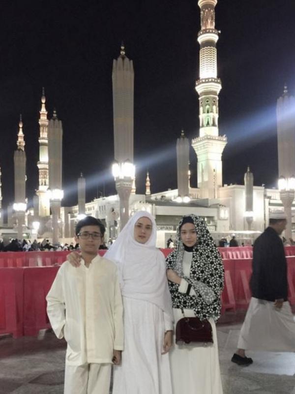 Mulan Jameela saat umrah bersama anak-anaknya (Instagram/@@JameelaOfficial)