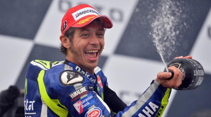 Valentino Rossi saat memenangi GP Inggris di Sirkuit Silverstone, (30/8/2015). (AFP/Glyn Kirk)