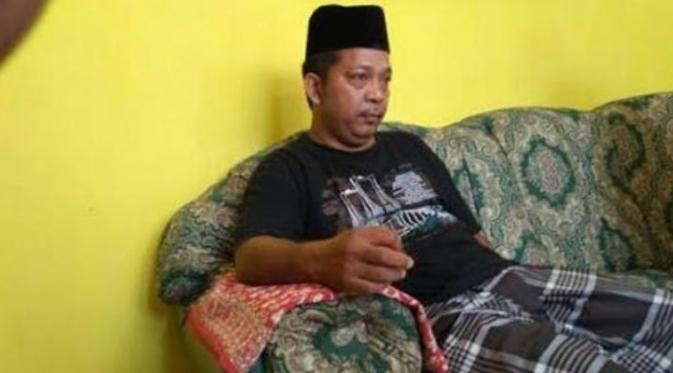 Bernama lengkap Raden Aryo, 40 tahun warga Karangpakis, Kabuh, Jombang yang sudah sepuluh tahun ini mengaku sebagai penerus Nabi Isa. 