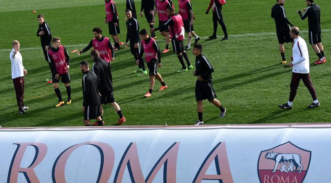 AS Roma's players attend a training session on February 16, 2016 at Roma's training camp in Trigoria, outside Rome, on the eve of the round of sixteen UEFA Champions League football match As Roma vs Real Madrid.