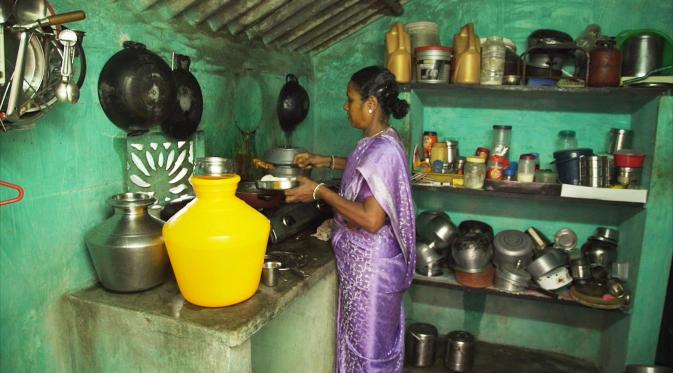 Hanya berbekal dari seekor sapi dan menjual susu, Shanta akhirnya sukses dan membangkitkan semangat seluruh perempuan di desanya. | via: bbc.com