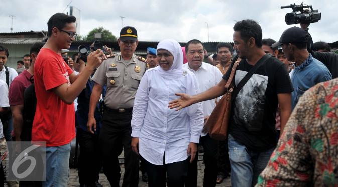 Mentri Sosial Khofifah Indar Parawansa memberikan keterangan kepada wartawan usai meninjau Lokalisasi Kalijodo, Jakarta, Rabu (17/2). (Liputan6.com/Gempur M Surya)