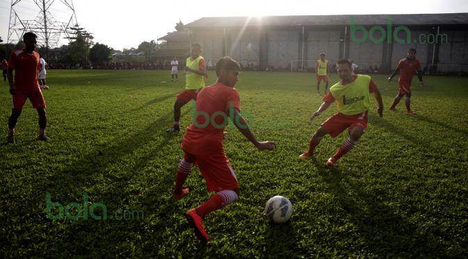 Suasana latihan Persija Jakarta di Pemain Persija di Lapangan National Youth Training Center, Sawangan, Depok, Rabu (17/2/2016). (Bola.com/Nicklas Hanoatubun)