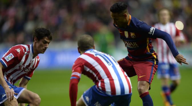 Neymar mengecoh pemain Sporting Gijon (MIGUEL RIOPA / AFP)