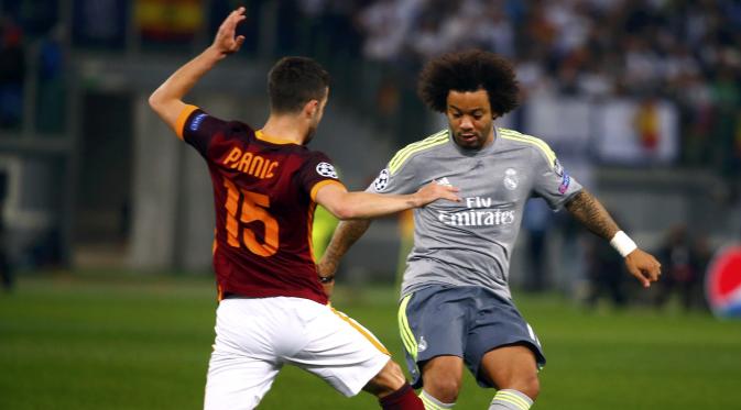 Bek Madrid, Marcelo mencoba melewati adangan pemain AS Roma (REUTERS/Tony Gentile)