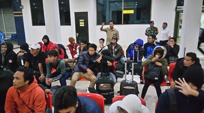 TKI korban perdagangan orang di Korsel tiba di Bandara Soetta  (Liputan6.com/ Pramitha Tristiawati)