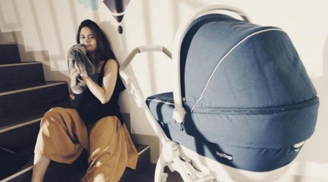 Ringgo Agus dan Sabai Dieter membeli sejumlah barang jelang kelahiran anak pertama [foto: instagram/sabaidieter]
