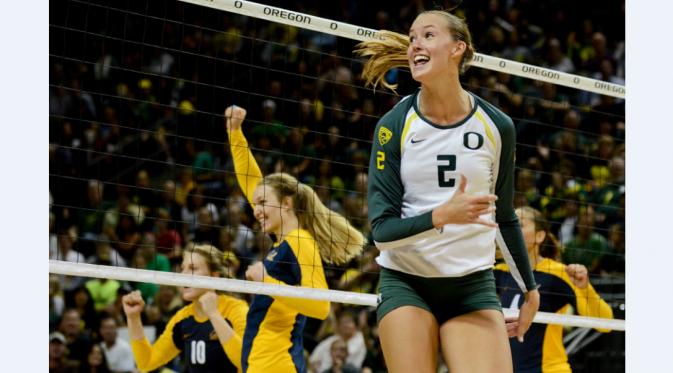 Alaina Bergsma berposisi sebagai spiker. (www.dailyemerald.com)