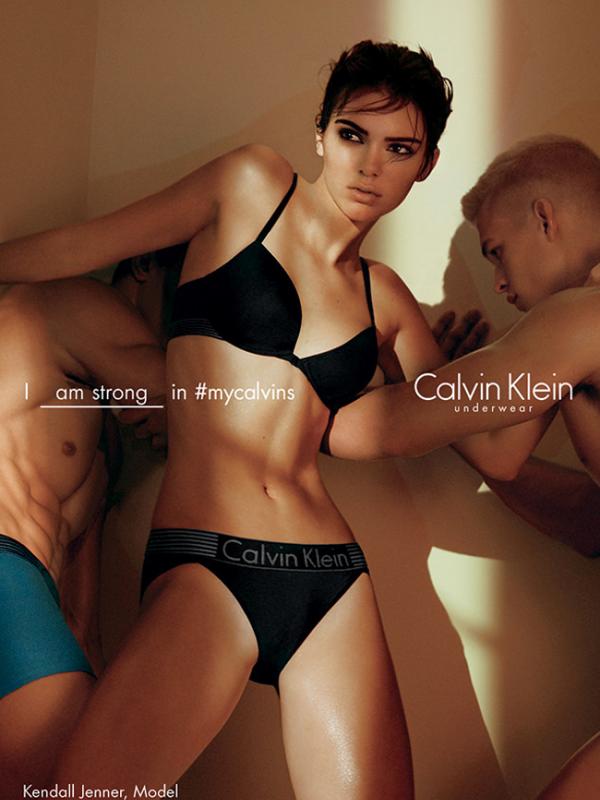  Kendall Jenner seksi dan sporty menggunakan bra dari Calvin Klein