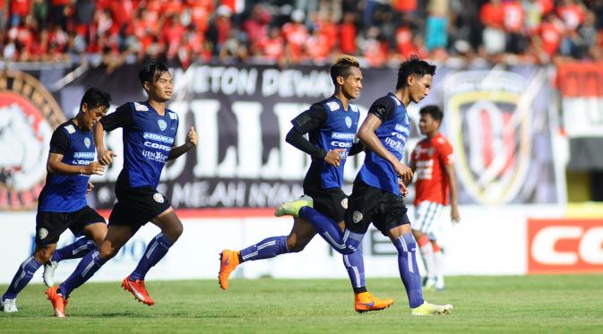 Bek kiri Arema Cronus, Ahmad Alfarizi merayakan gol yang dicetaknya ke gawang Bali United Pusam pada laga pembuka Bali Island Cup 2016 di Stadion I Wayan Dipta, Gianyar, Bali, Kamis (18/2/2016). (Bola.com/Kevin Setiawan) 