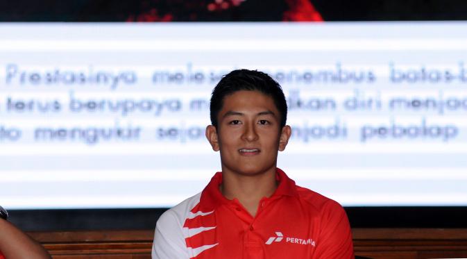 Rio Haryanto menyimak pertanyaan wartawan usai dipastikan bergabung dengan tim Manor Racing F1 di Jakarta, Kamis (18/2/2016). Rio bergabung dengan Manor Racing dan akan mengikuti balapan Formula 1 selama semusim penuh. (Liputan6.com/Helmi Fithriansyah)