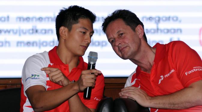 Rio Haryanto (kiri) berbincang dengan Manajernya Pierce Hunnisett saat jumpa pers usai dipastikan bergabung dengan tim Manor Racing F1 di Jakarta, Kamis (18/2/2016). Rio akan mengikuti Formula 1 selama semusim penuh. (Liputan6.com/Helmi Fithriansyah)