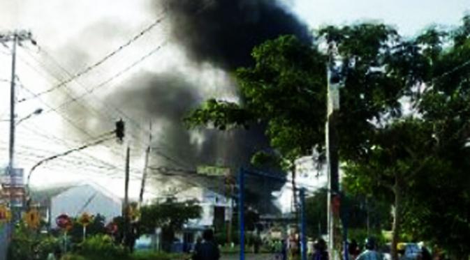 Pabrik bahan kimia meledak di Kota Cilegon, Banten. (Yandhi Deslatama/Liputan6.com)