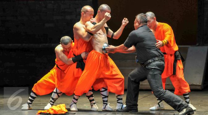 Biksu Shaolin menampilkan beberapa dalam acara Shaolin Warriors nanti, Jakarta, (18/2). Menyambut tahun baru Imlek 2567 Bank Mayapada bersama Ciputra Artpreneur hadirkan pertunjukan biksu Shaolin di Indonesia. (Liputan6.com/Yoppy Renato)