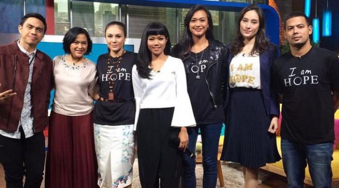 Kenes Andari bersama pemain film I am Hope lainnya; Wulan  Guritno, Tatjana Shaphira, saat bertamu ke acara Sarah Sechan. (Instagram @kenesandari)