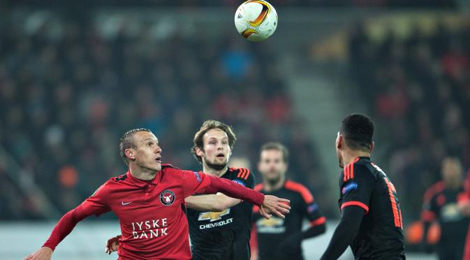 Bek Manchester United, Daley Blind saat berebut bola dengan pemain lawan saat MU takluk 1-2 dari Midtyjlland / Reuters