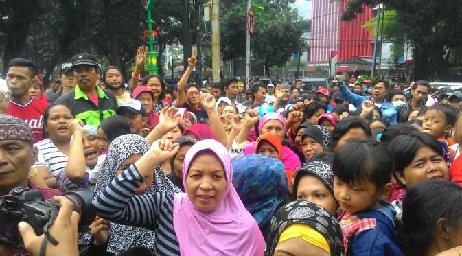 Ratusan warga Kalijodo mendatangi gedung DPRD DKI Jakarta.
