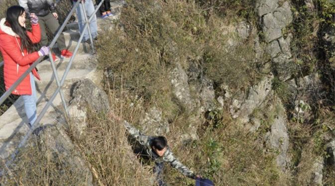 Sepasang kekasih melakukan pendakian ke sebuah gunung di Qingyuan, Guangdong, Cina pada Sabtu (13/2) lalu. (Via: shanhaiist.com)