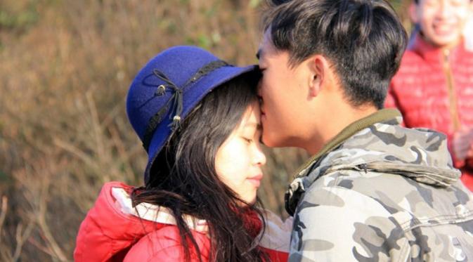 Sesampainya di atas, si pria memberikan ciuman hangat di dahi sang kekasih. (Via: shanhaiist.com)