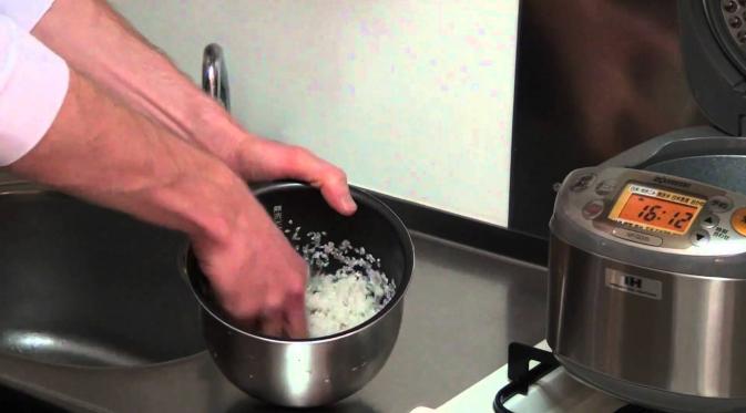 Mitos atau Fakta: Gara-gara Kena Santet, Nasi Jadi Cepat Bau? | via: i.ytimg.com