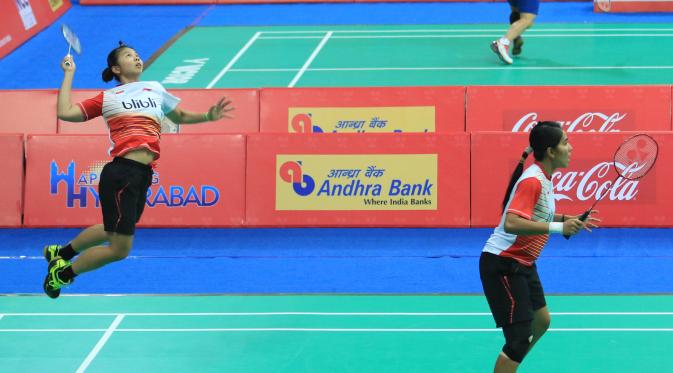 Ganda putri Indonesia Greysia Polii/Nitya Krishinda Maheswari kalah dari pasangan Tiongkok, Tang Yuanting/ Yu Yang, pada perempat final Kualifikasi Piala Uber 2016 di Gachibowli, Hyderabad, India, Jumat (19/2/2016). (Liputan6.com/Humas PP PBSI)