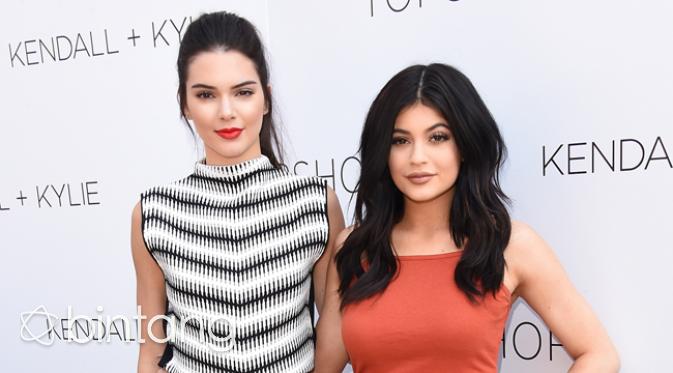 Adik tiri dari artis Kim Kadarshian, Kendall dan Kylie Jenner  selalu mendapat pujian dari penggemar karena terlihat kompak dan serasi di Red Carpet. Tak hanya itu mereka pun sering bertukar pendapat soal fashion.(AFP/Bintang.com)