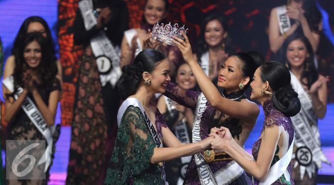 Puteri Indonesia 2015 Anindya Kusuma Putri memasangkan mahkota kepada Putri Indonesia 2016, Kezia Roslin saat acara grand final Putri Indonesia 2016, Jakarta, Jumat (20/2/2016). (Liputan6.com/Herman Zakharia)