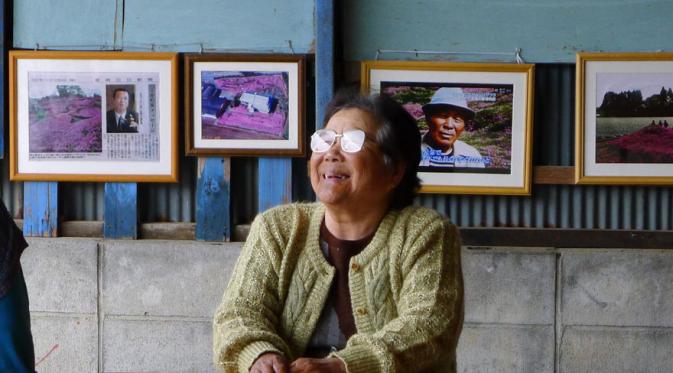 Usaha kakek Kuroki rupanya berhasil. Kini nenek Kuroki kembali ceria setelah banyak orang yang datang. (Via: boredpanda.com)